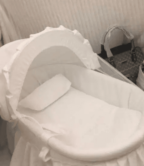 سرير اطفال مستخدم نظيف للبيع شبيه الي بالصورة وليس الي بالصورة